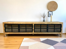 Charger l'image dans la galerie, Meuble TV en bois de manguier vitré