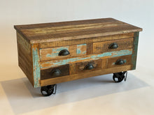 Charger l'image dans la galerie, Table à café avec tiroirs en bois recyclé