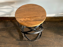 Charger l'image dans la galerie, Table d'appoint ronde industrielle