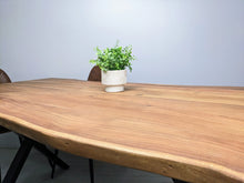Charger l'image dans la galerie, Table à diner Acacia live edge 47 a 120 pouces