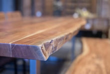 Charger l'image dans la galerie, Table à diner Acacia live edge 47 a 120 pouces