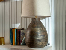 Load image into Gallery viewer, Lamp with lampshade