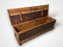 Charger l'image dans la galerie, Coffre en bois de teck antique
