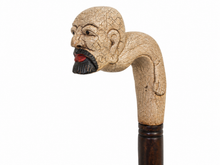 Charger l'image dans la galerie, Pommeau de canne sculpté en visage d'homme barbu, bois clair peint