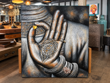 Charger l'image dans la galerie, Toile peinte à la main, main de Bouddha en mudra ornée de bracelets, tons gris et cuivre