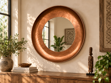 Charger l'image dans la galerie, Grand miroir rond au cadre en métal cuivré martelé, au-dessus d'une console