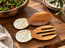 Charger l'image dans la galerie, Couverts à salade en bois au manche de nacre, posés sur une table en bois