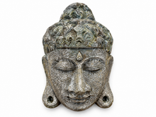 Charger l'image dans la galerie, Masque tête de Bouddha en relief, surface texturée aux nuances grises et verdâtres