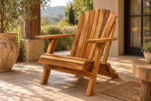 Charger l'image dans la galerie, Chaise Adirondack en teck sur une terrasse ensoleillée
