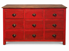 Load image into Gallery viewer, Commode 9 tiroirs peinte en rouge patiné, plateau en bois naturel et poignées coquille