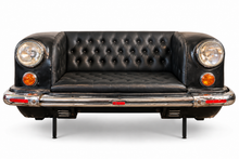 Charger l'image dans la galerie, Sofa voiture en cuir noir capitonné vu de face, phares ronds et clignotants