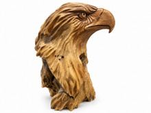 Charger l'image dans la galerie, Buste de tête d'aigle sculpté en bois, vu de profil, bec et œil détaillés