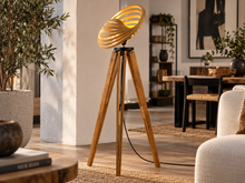Charger l'image dans la galerie, Lampadaire trépied en bois avec abat-jour incliné en bambou cintré, dans un salon