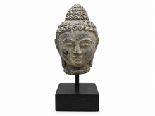 Charger l'image dans la galerie, Tête de Bouddha en ciment au fini vieilli, montée sur une tige et un socle noir