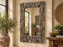 Charger l'image dans la galerie, Miroir mural au cadre en blocs de bois assemblés, accroché dans une entrée claire