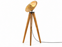 Charger l'image dans la galerie, Lampadaire sur trépied en bois, abat-jour orientable en bambou cintré
