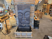 Charger l'image dans la galerie, Grande fontaine Bouddha gris foncé au magasin, posée sur sa caisse de transport