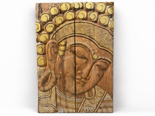 Load image into Gallery viewer, Panneau mural Bouddha en bois naturel, boucles dorées et gravures blanches