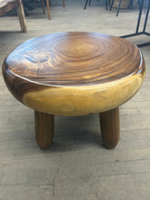 Charger l'image dans la galerie, Table à café en bois de suar