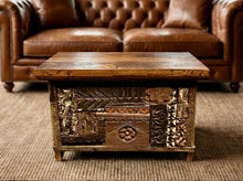 Charger l'image dans la galerie, Coffre en bois avec gravures