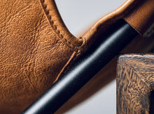 Charger l'image dans la galerie, Chaise papillon en cuir