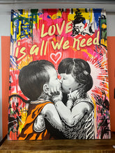 Load image into Gallery viewer, Grande toile style graffiti, deux enfants qui s'embrassent, inscription peinte en jaune