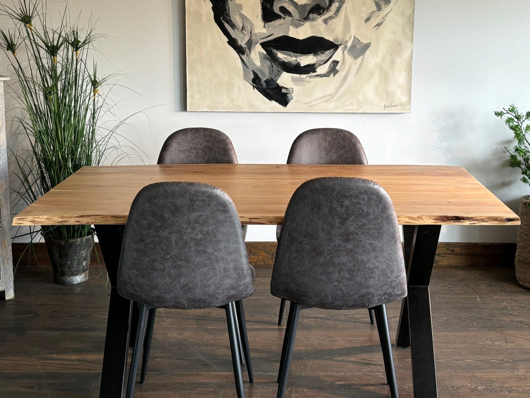 Norü dining table