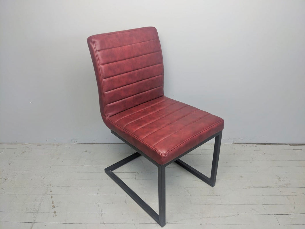 Chaise moderne cerise