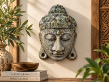 Charger l'image dans la galerie, Masque mural tête de Bouddha accroché à un mur, au fini vieilli gris-vert