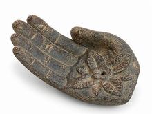 Load image into Gallery viewer, Porte-encens en forme de main ouverte, ciment gris-vert, fleur sculptée dans la paume
