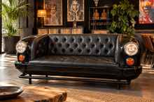 Charger l'image dans la galerie, Sofa voiture en cuir noir capitonné dans un salon, phares et pare-chocs chromé