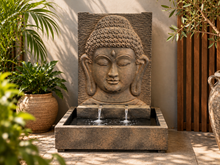 Charger l'image dans la galerie, Fontaine Bouddha en béton sur une terrasse, l'eau coulant dans le bassin sous le visage sculpté