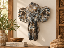 Charger l'image dans la galerie, Tête d'éléphant en bois sculpté accrochée à un mur, au fini blanchi