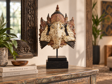 Load image into Gallery viewer, Masque de Ganesh sculpté sur socle noir posé sur une console, près d'un miroir